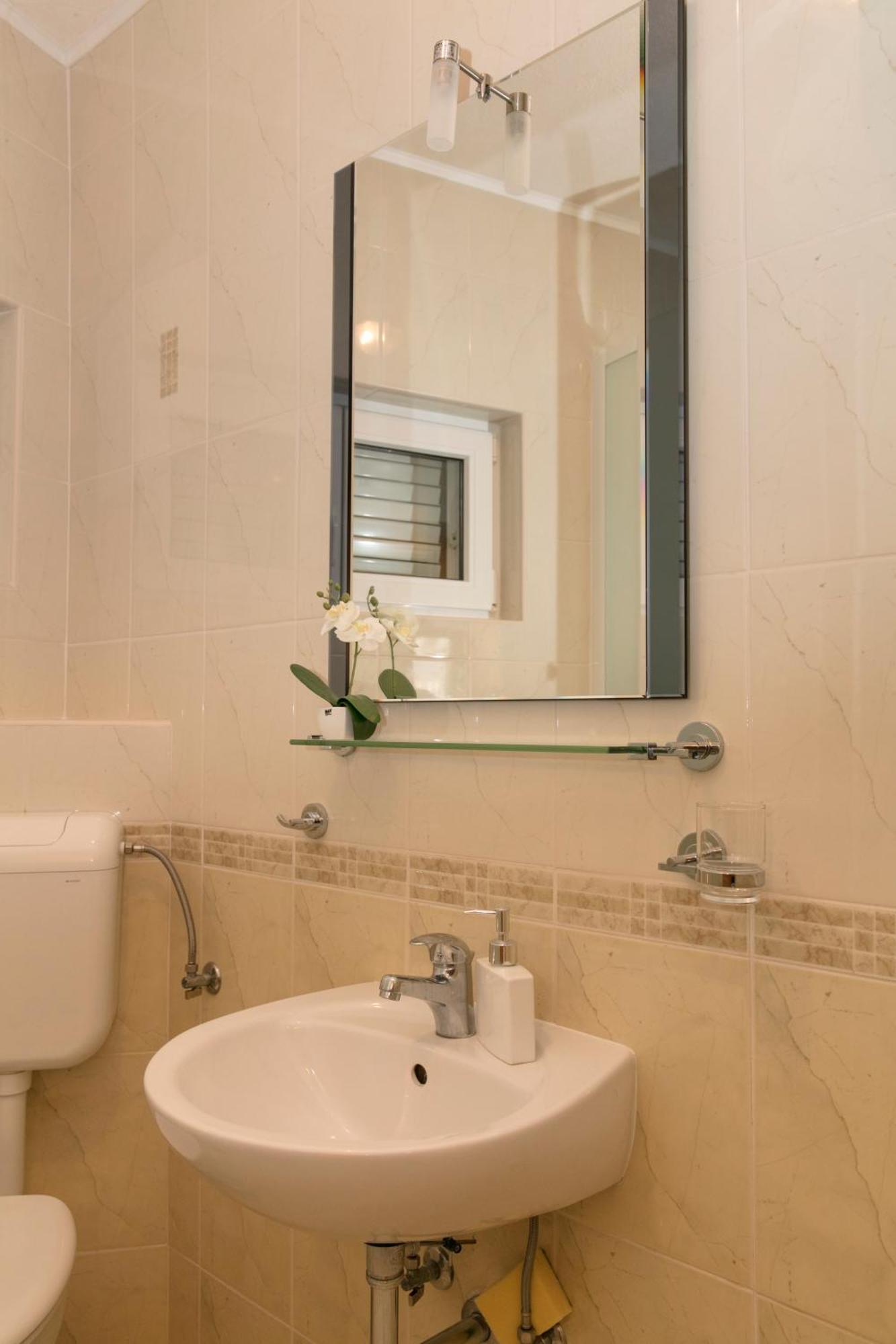 Apartmani Darinka Baška Voda المظهر الخارجي الصورة